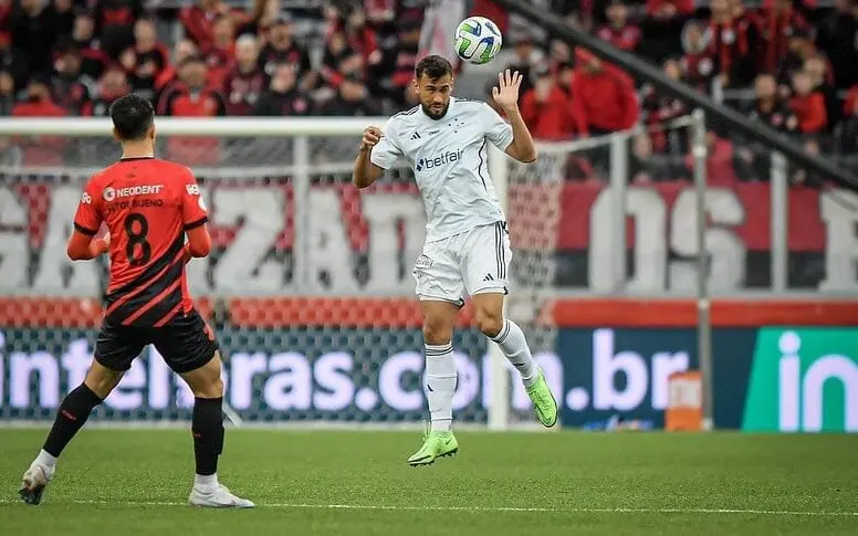 Athletico-PR e Cruzeiro empatam em jogo alucinante na Ligga Arena