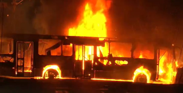 Acusado de participar de incêndio a ônibus é liberado pela Justiça; PF convoca coletiva