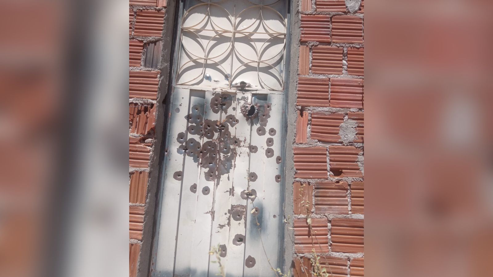 Delegado diz que mais de 50 tiros foram efetuados em ataque a residência na cidade de Passagem; adolescente ficou ferido e foi apreendido. Ouça