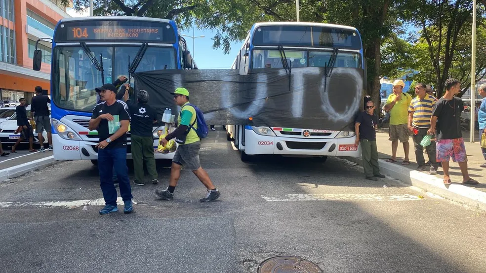 Motoristas de ônibus protestam após morte de condutor de veículo incendiado, em João Pessoa