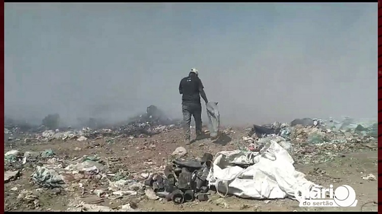 Nuvem de fumaça tóxica do Lixão de Cajazeiras invade escola e aulas são suspensas