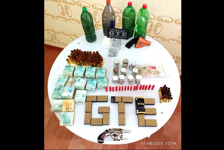 No Sertão: Idoso é conduzido à delegacia com arma, munições e mais de R$ 140 mil