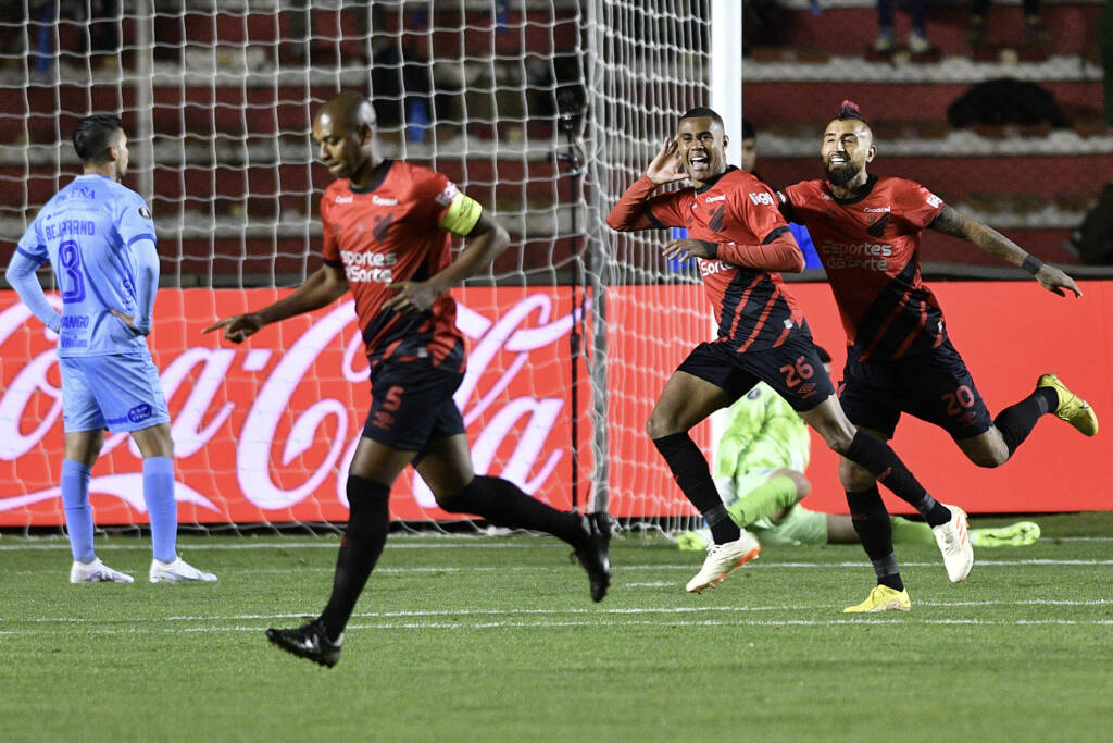 Athletico-PR leva virada e se complica contra o Bolívar nas oitavas da Libertadores