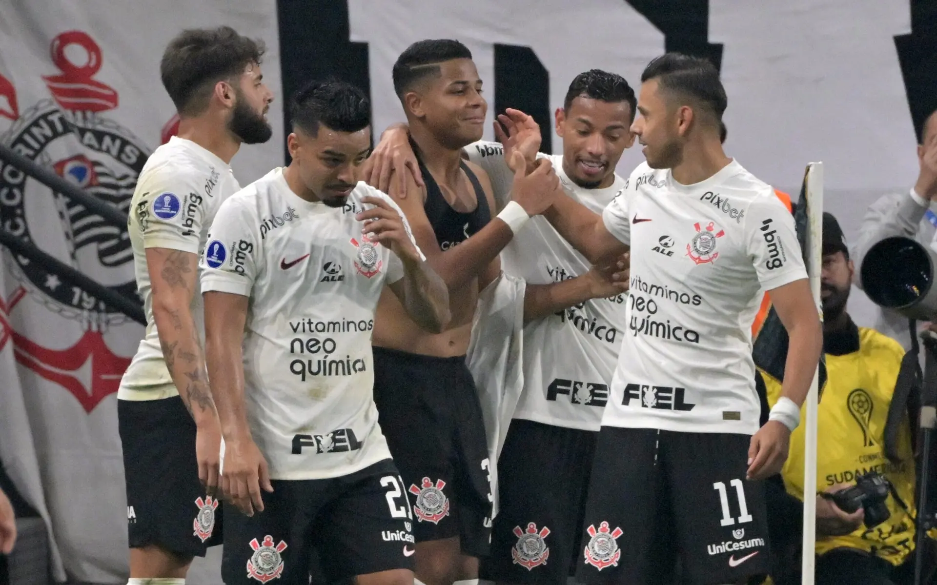 Mudanças de Luxemburgo decidem, e Corinthians, de virada, sai na frente do Newell’s nas oitavas da Sul-Americana