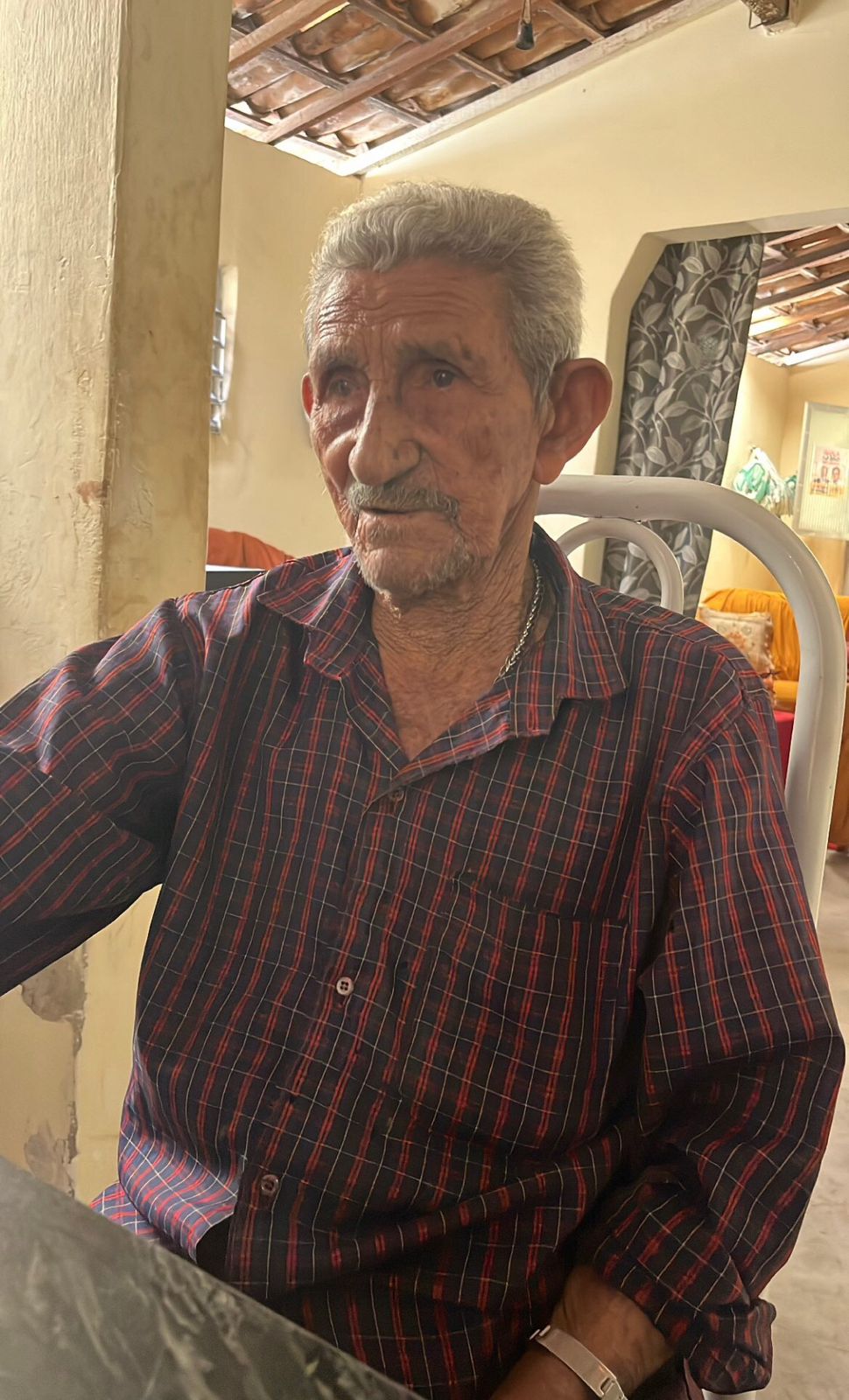 Jovem parabeniza seu avô, o senhor Severino Lopes da Silva (Severino Melado), pelos seus 101 anos de vida comemorados nesta quarta-feira (02)