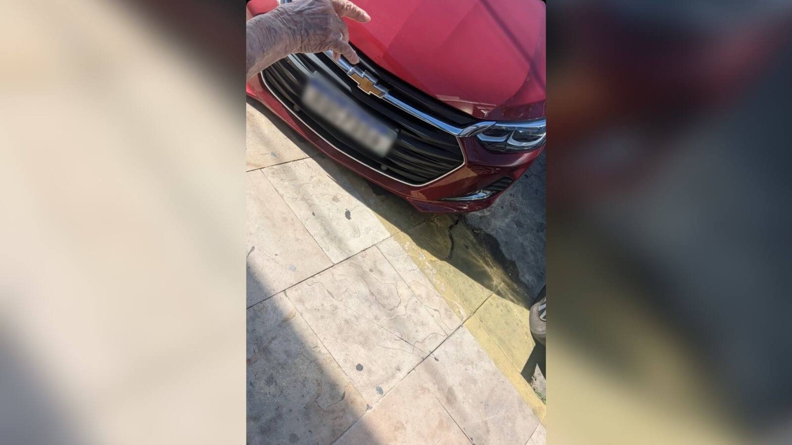 Internauta relata que carro estacionado em rampa de acessibilidade dificultou saída de cadeirante em clínica no Centro de Patos-PB