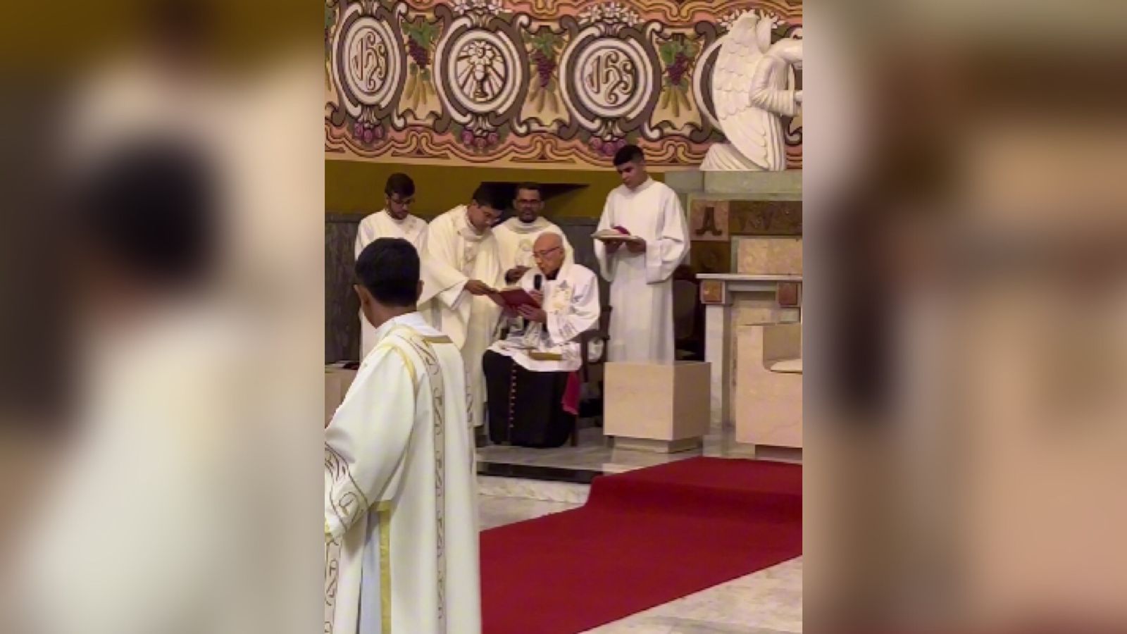 Diocese de Patos realiza missa em comemoração aos 60 anos de ordenação presbiteral do Monsenhor Valdomiro; o Padre, de forma emocionada, comenta. Ouça