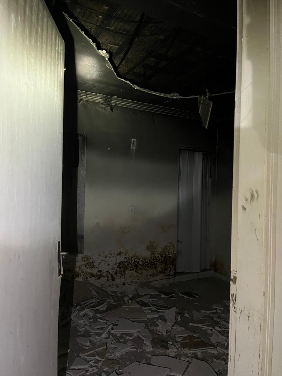 Tenente do Corpo de Bombeiros traz detalhes de incêndio com óbito registrado na madrugada desta quinta-feira (03), em Patos. OUÇA