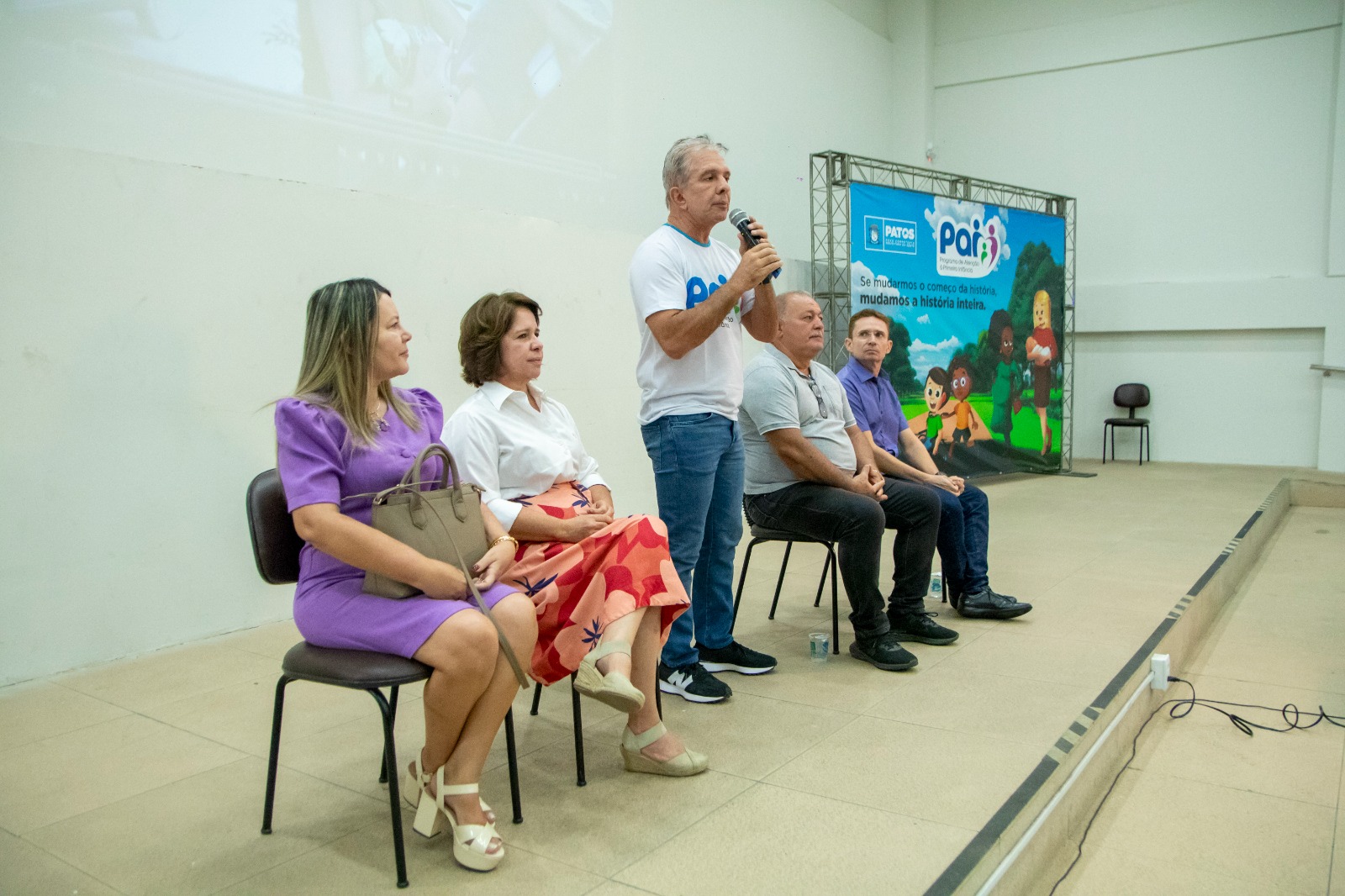 Programa PAI muda a realidade de mais famílias em Patos com entrega de cartões