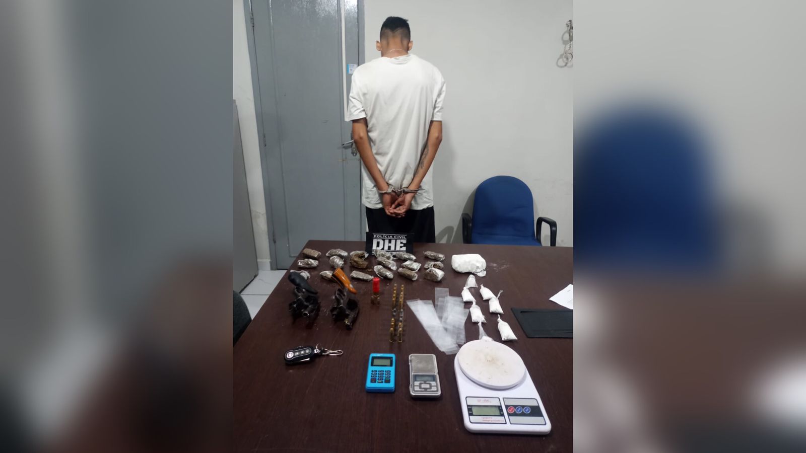 Ação da DHE resulta em prisão e apreensão de armas e drogas na tarde desta quinta-feira (03), em Patos, durante diligências para localizar suspeitos de homicídio