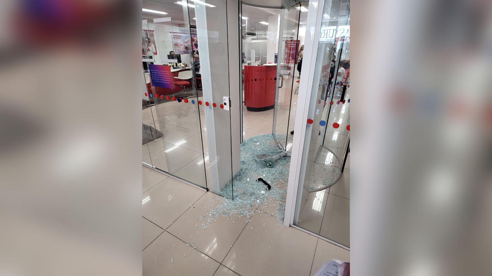 Porta giratória da agência do Banco Bradesco em Patos se estilhaça na manhã desta sexta-feira (04) e assusta clientes