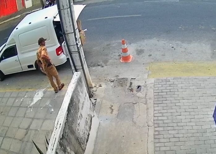 Homem é preso por policial de folga após furto de peça em carro de transportadora, em Patos; veja vídeo