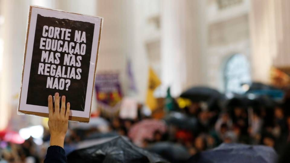 Governo Lula bloqueia R$ 332 milhões destinados para a educação e atinge em cheio educação básica, alfabetização de crianças, transporte escolar e bolsas de estudo