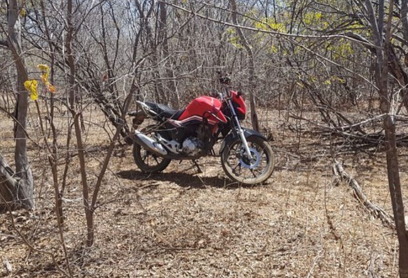 Polícia Militar recupera motocicleta roubada, em Pombal