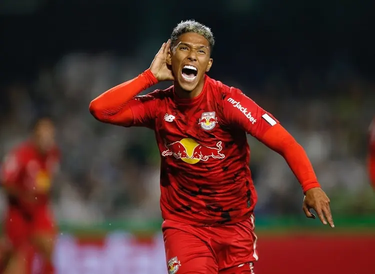 Fora de casa, Bragantino supera o Coritiba e ‘cola’ no G4 do Brasileirão