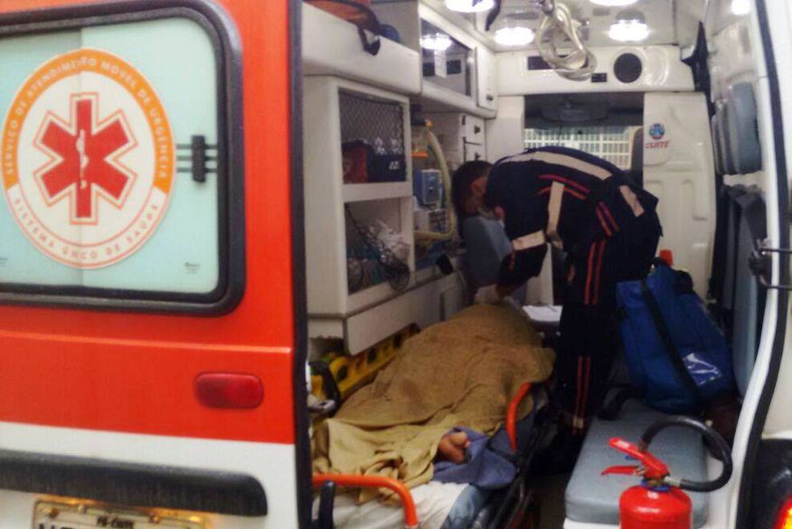 Homem é preso após tentar matar amigo com gargalo de garrafa durante confraternização, na Paraíba