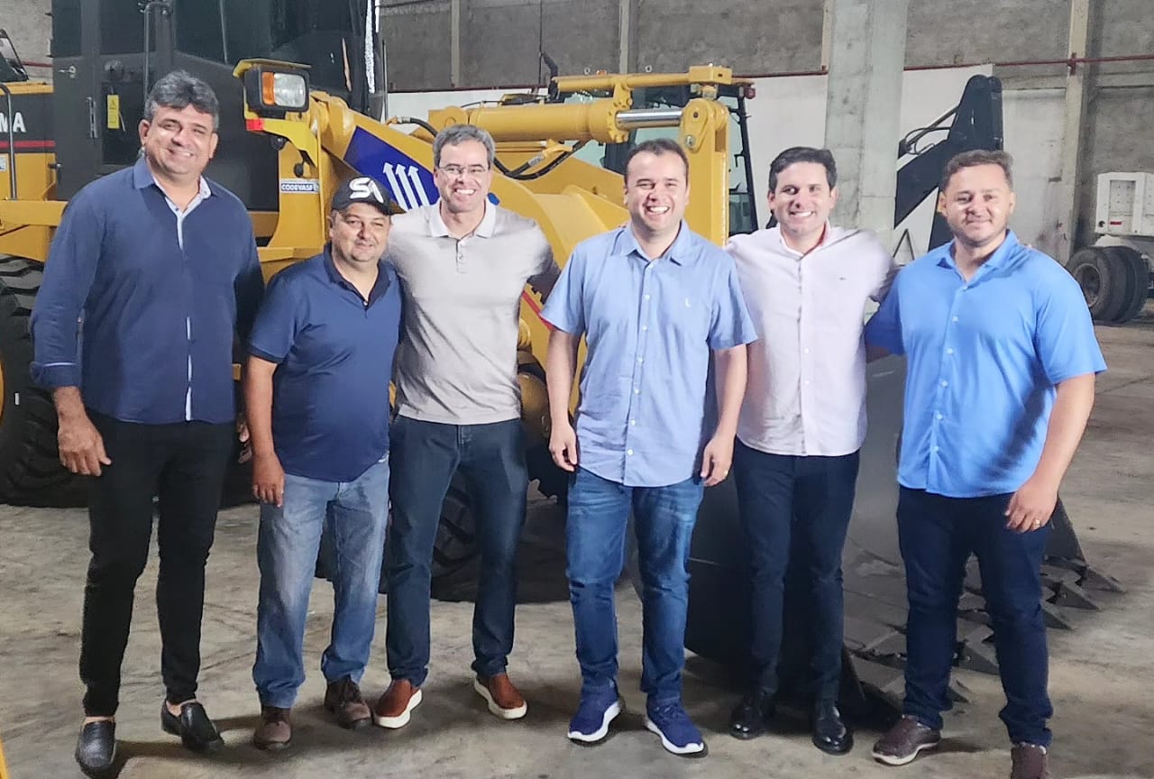 Prefeito Dr. Jefferson entrega Pá Carregadeira a população de São Mamede