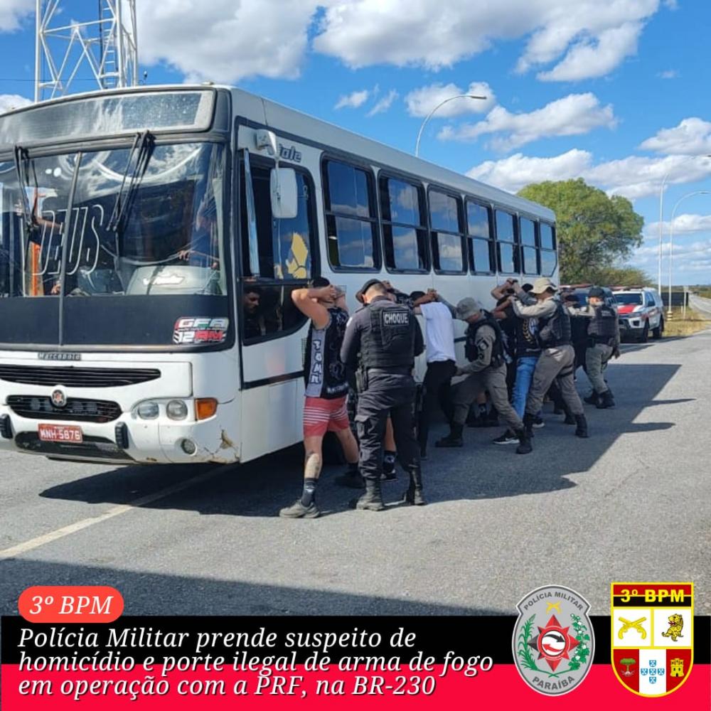 Polícia Militar prende suspeito de homicídio e porte ilegal de arma de fogo em operação com a PRF, na BR-230