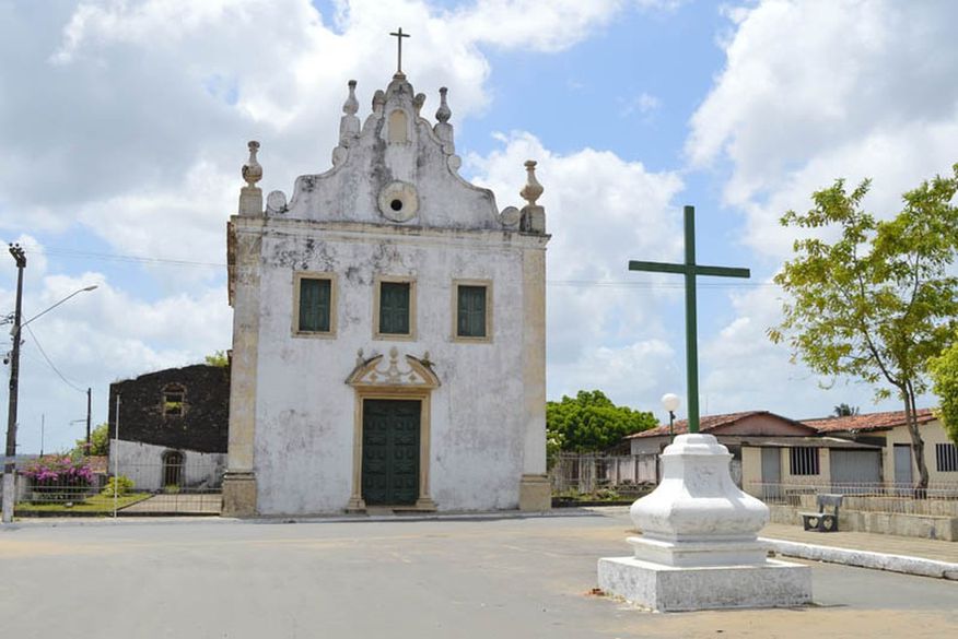 Padre manda recado a prefeito de cidade paraibana após instalação de palco em frente a igreja; veja vídeo