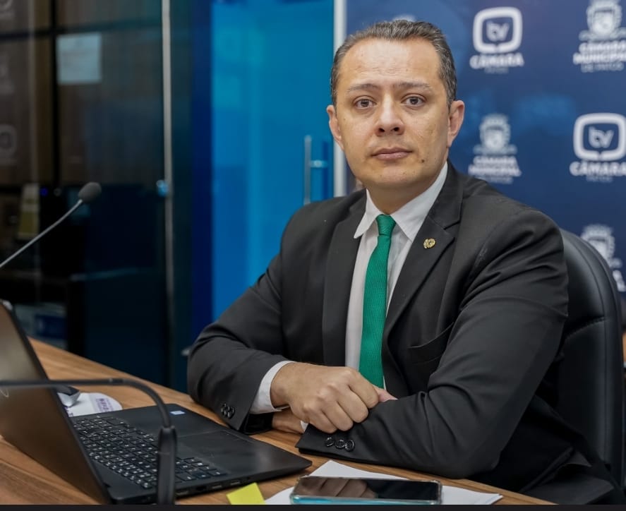 Vereador Josmá Oliveira cobra conserto de buraqueira na rua Professor José Araújo e demais ruas da Maternidade