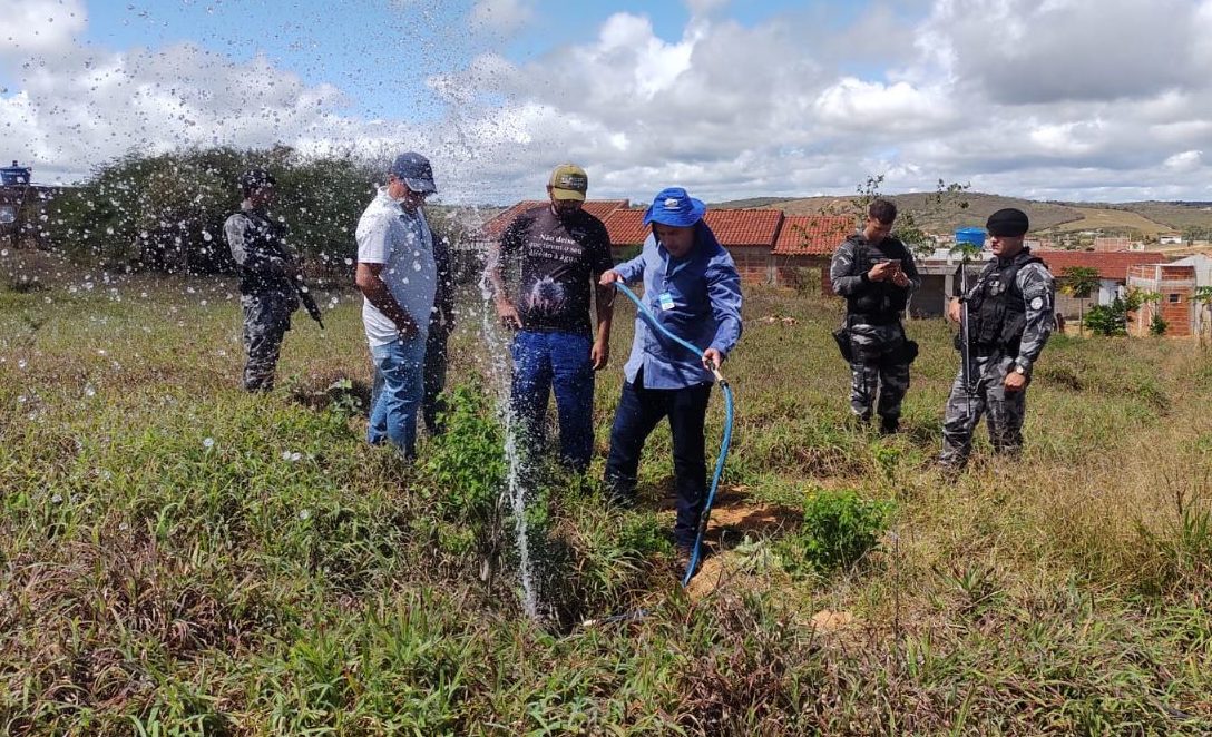Cagepa e Polícia Militar realizam ação para cessar furto de água em adutora, no Sertão