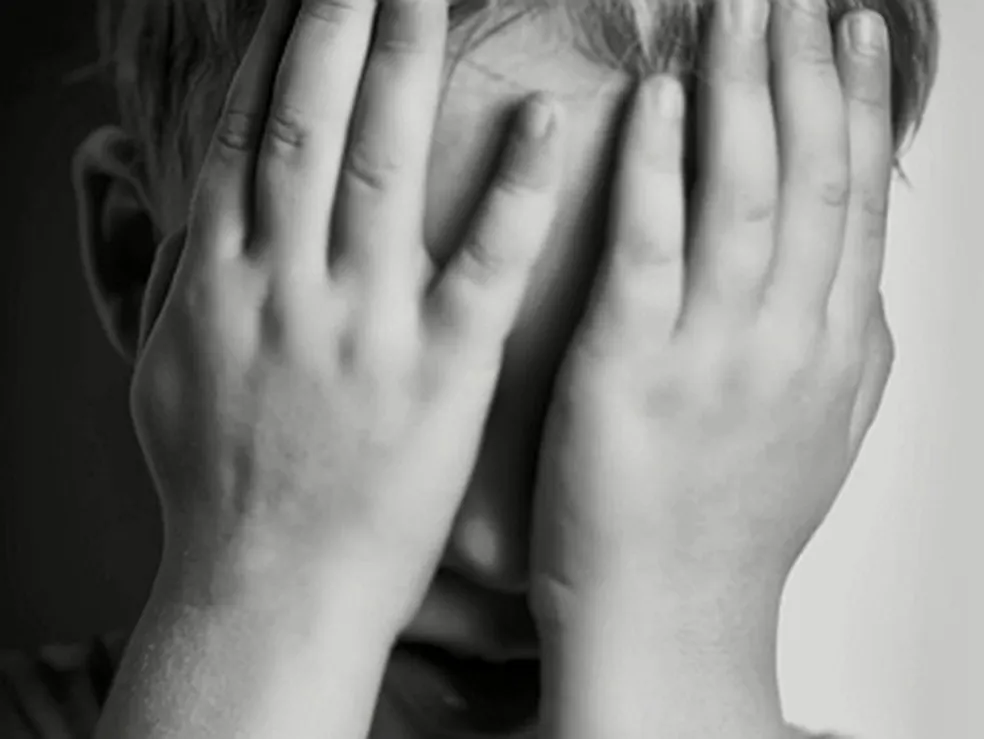 Criança de 6 anos é vítima de abuso sexual no bairro da Vitória, em Patos, e caso gera revolta na população