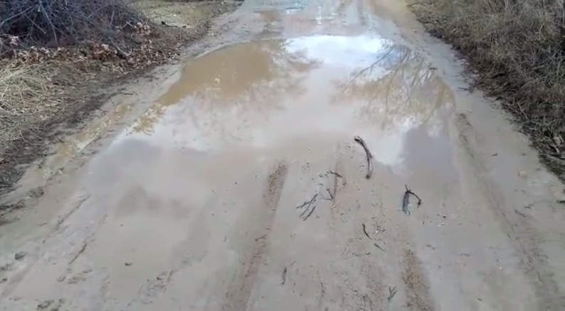 Popular denuncia cano de adutora da Cagepa estourado desperdiçando muita água. Veja o vídeo