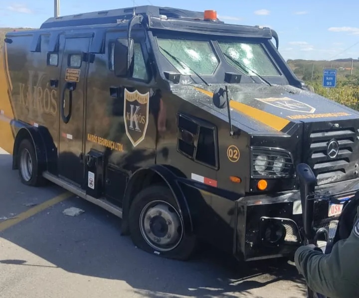 Tentativa de assalto a carro-forte é registrada nesta terça (15), entre Brejinho-PE e Teixeira-PB, na PE-275; veja vídeo