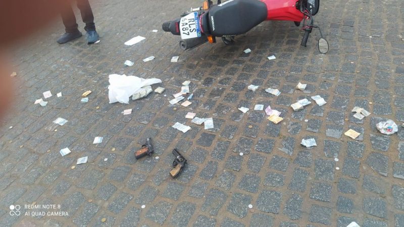 Na Paraíba: suspeitos de assalto trocam tiros com policiais e dinheiro fica espalhado na rua