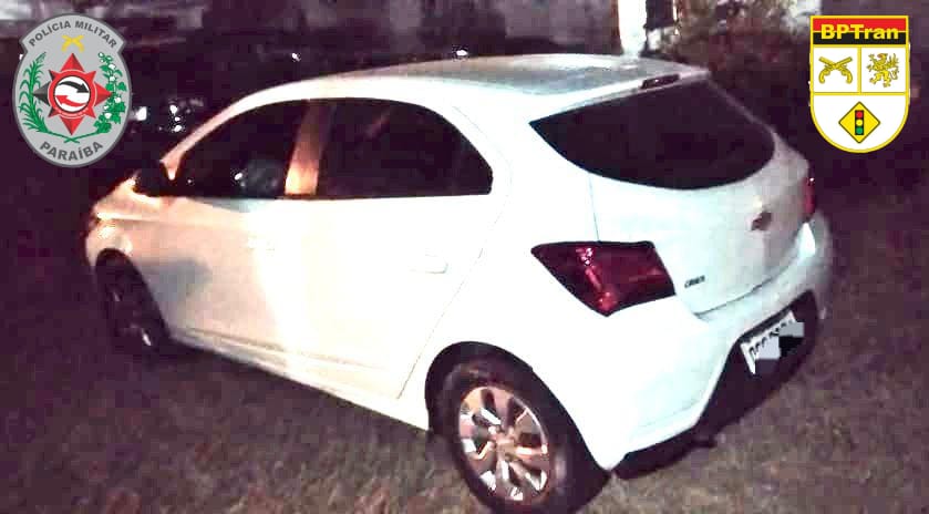 Polícia Militar recupera em Patos-PB, automóvel roubado em Campina Grande-PB