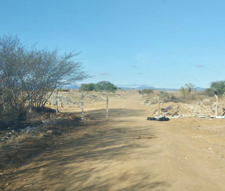 Vândalos destroem placa e furtam estrutura e arames que cercavam o lixão de Patos