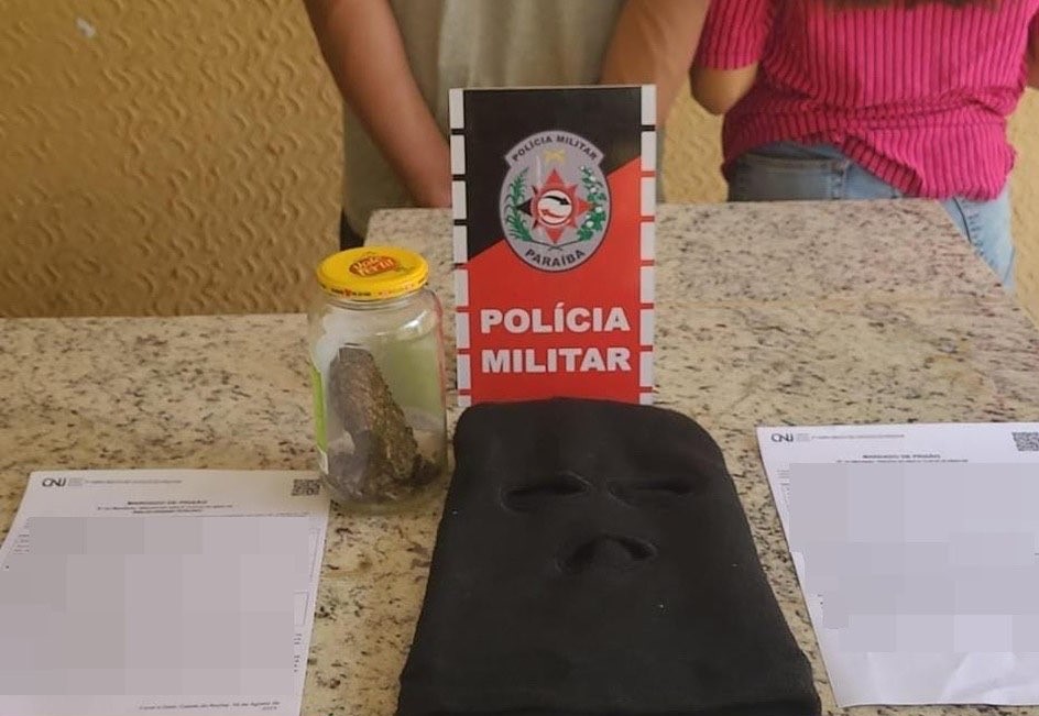 Polícia Militar apreende entorpecente e cumpre dois mandados de prisão por tráfico de drogas, em Catolé do Rocha