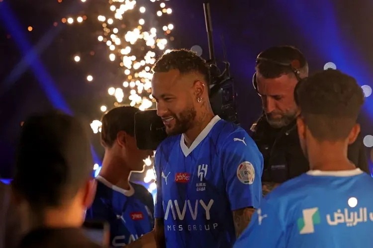 Neymar é apresentado no Al-Hilal com fogos, drone e grande festa: ‘Espero escrever meu nome’