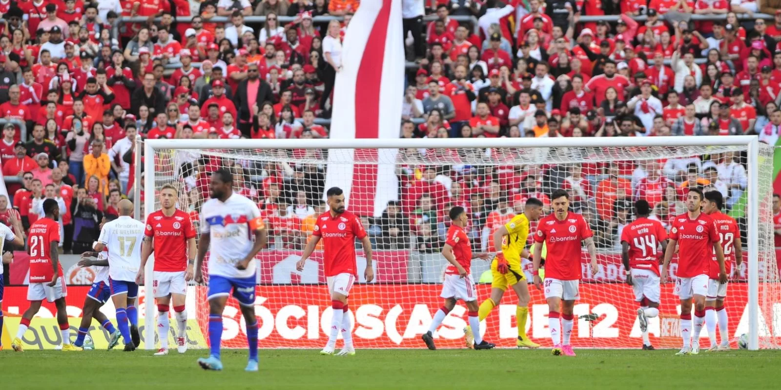 Com direito a lei do ex, Fortaleza vence o Internacional pelo Brasileirão