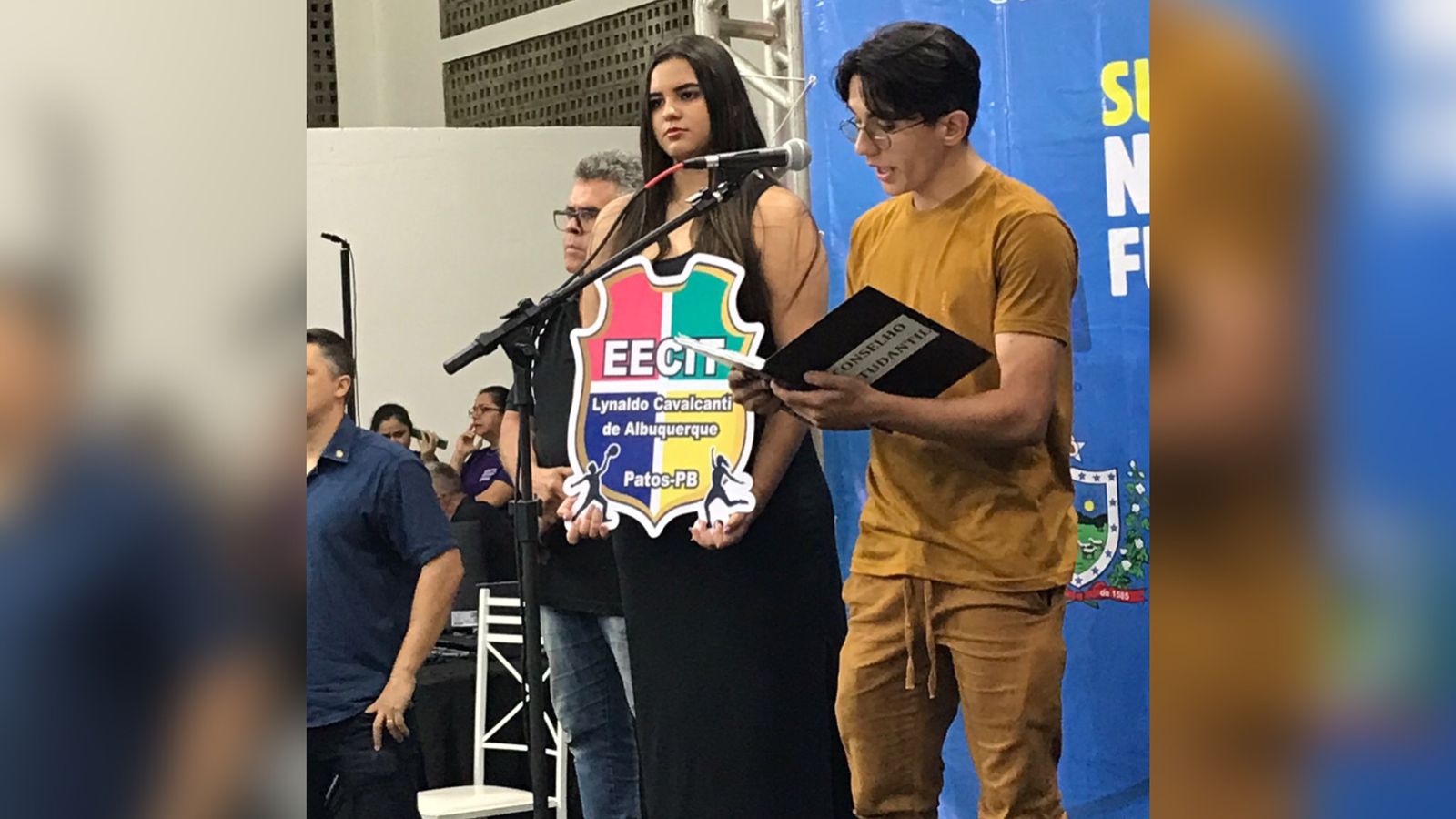 Em sua fala, jovem de Patos diz ao governador João Azevêdo que alunos da região não aguentam mais suco com bolacha na merenda escolar; veja vídeo