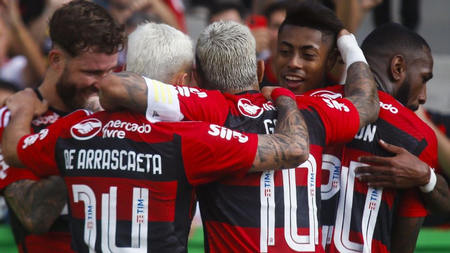 Gerson marca golaço no fim, Flamengo vence o Coritiba e encerra sequência negativa no Brasileirão