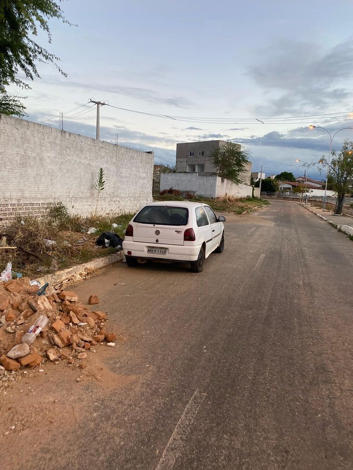 Internauta chama atenção para carro abandonado há alguns dias em rua ao lado do Canal do Frango, em Patos