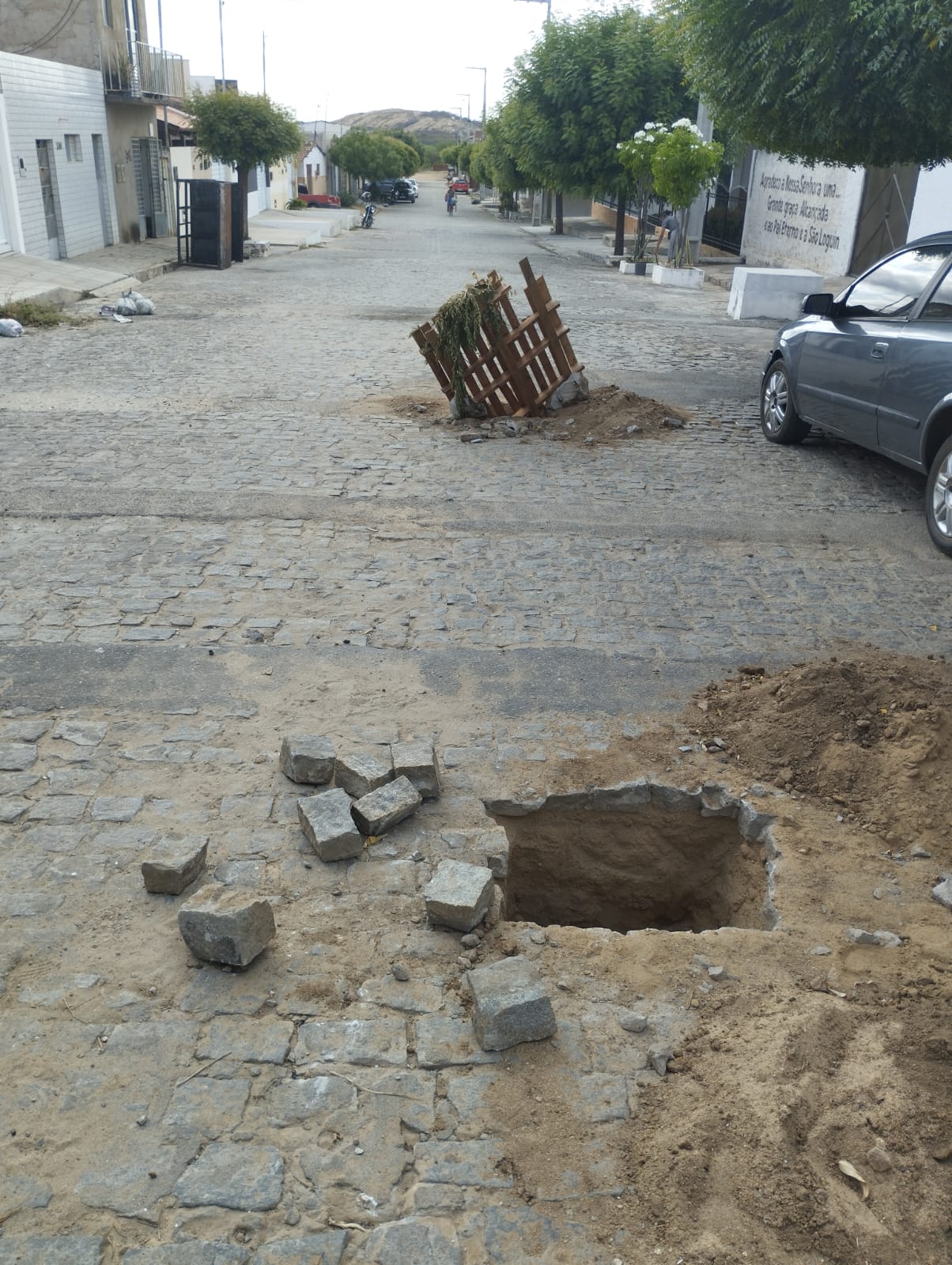 Vereador denuncia que buracos na Rua Donato Lócio, no bairro Jatobá, põem em risco a vida de moradores