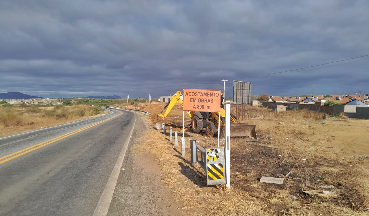 Homem é detido pela PRF em Patos após utilizar retroescavadeira para remover defensa metálica às margens da BR-361