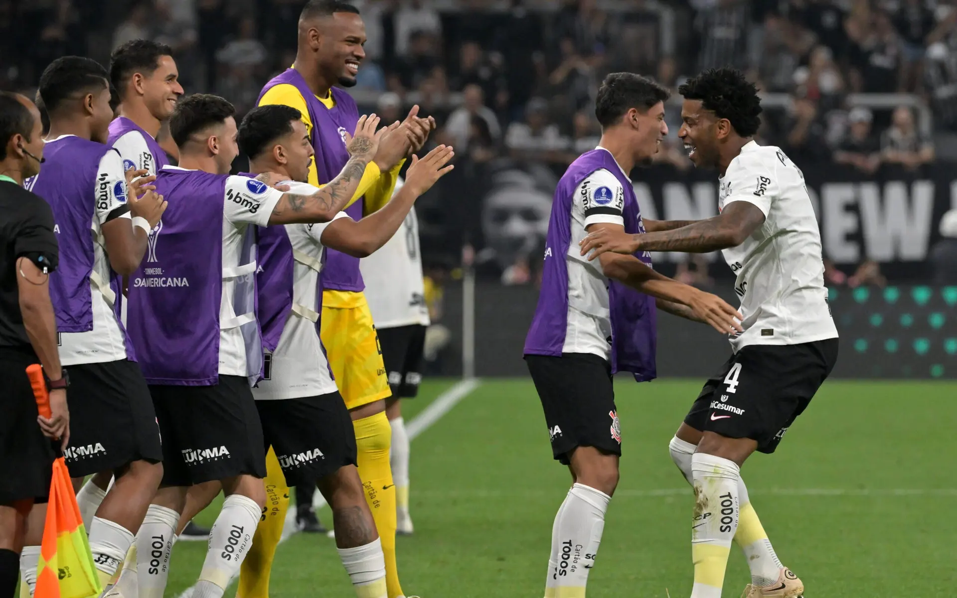 Em noite artilheira de Gil, Corinthians vence o Estudiantes e larga em vantagem nas quartas da Sul-Americana