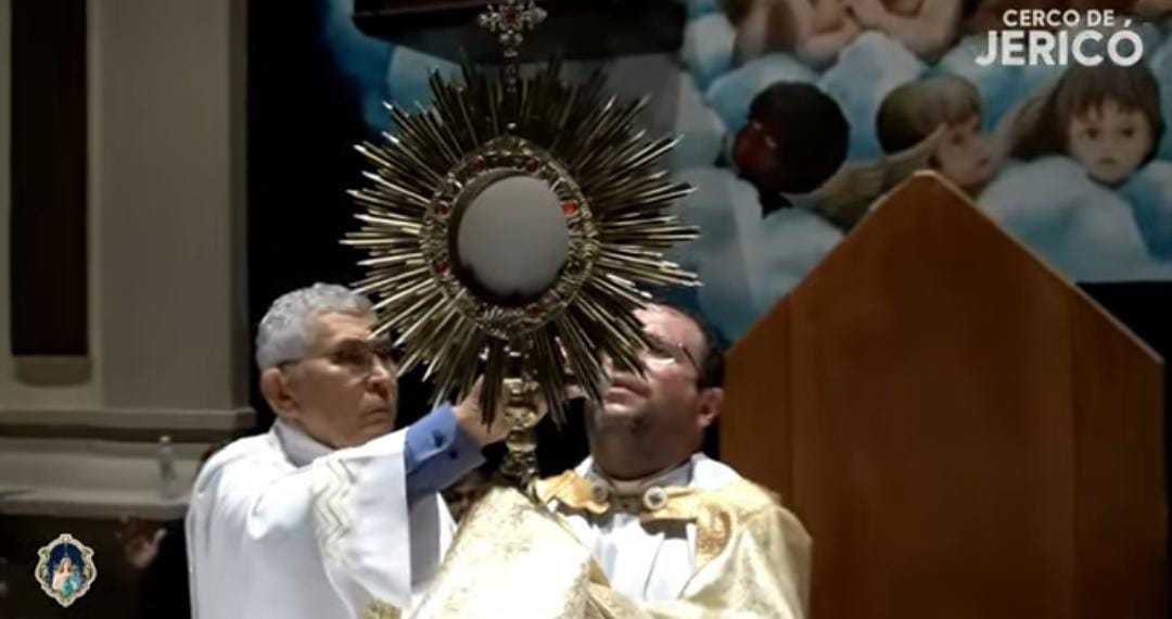 Após sete voltas, Padre Fabrício encerra Cerco de Jericó em Taperoá