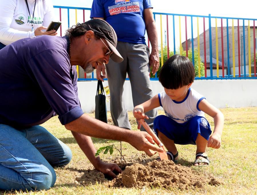 Criança e Natureza: Crianças de creche municipal fazem plantio de mudas em Patos