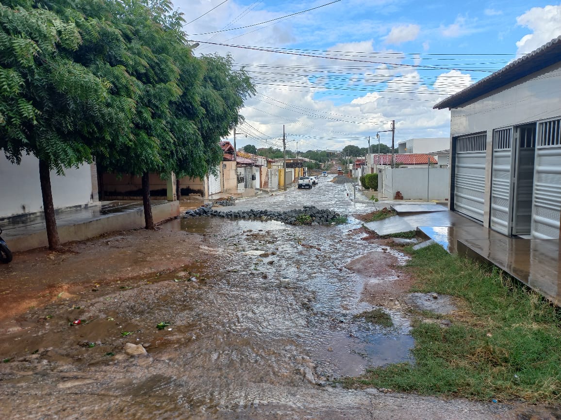Moradora de Patos reclama da falta de conclusão em obra de calçamento na rua onde mora, no bairro São Sebastião; prefeitura se pronuncia