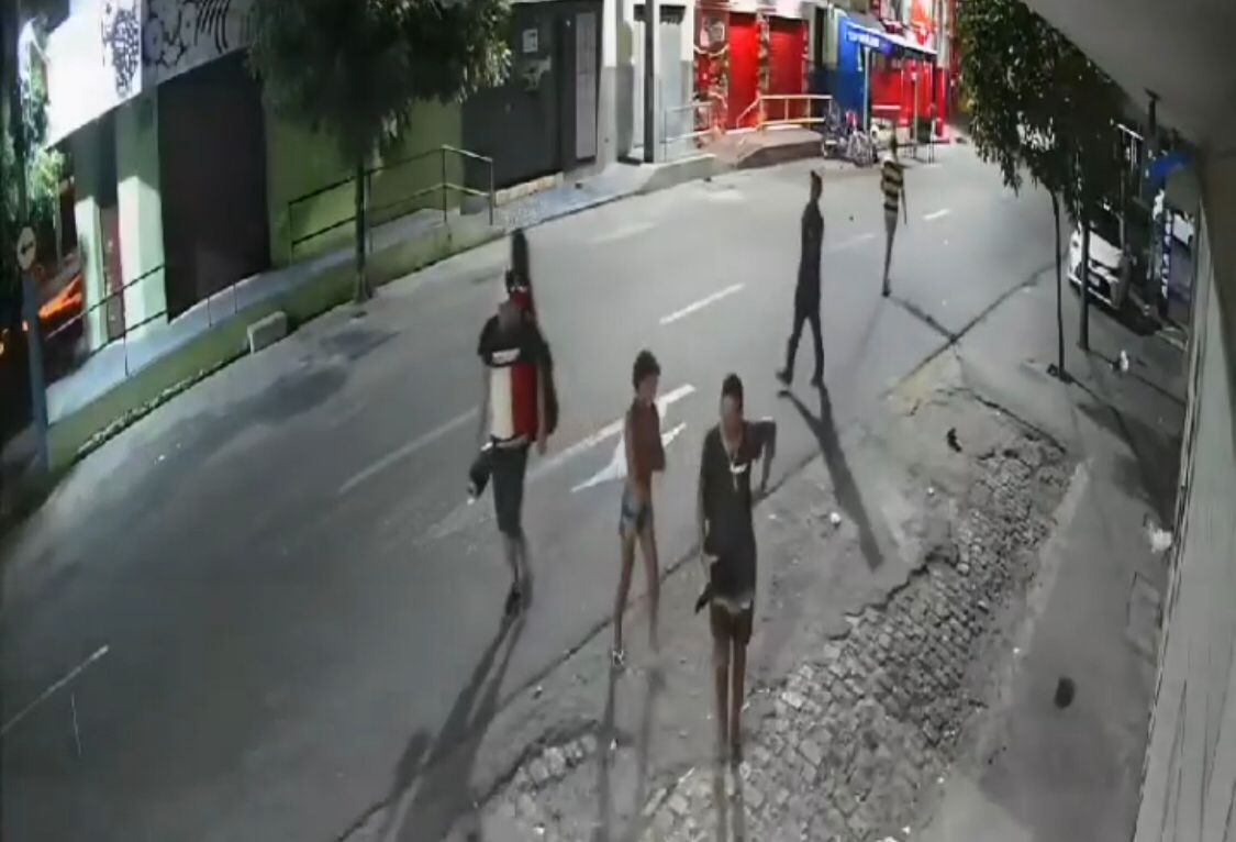 Barbearia é arrombada na madrugada desta quinta-feira (24) no Centro de Patos; veja vídeo