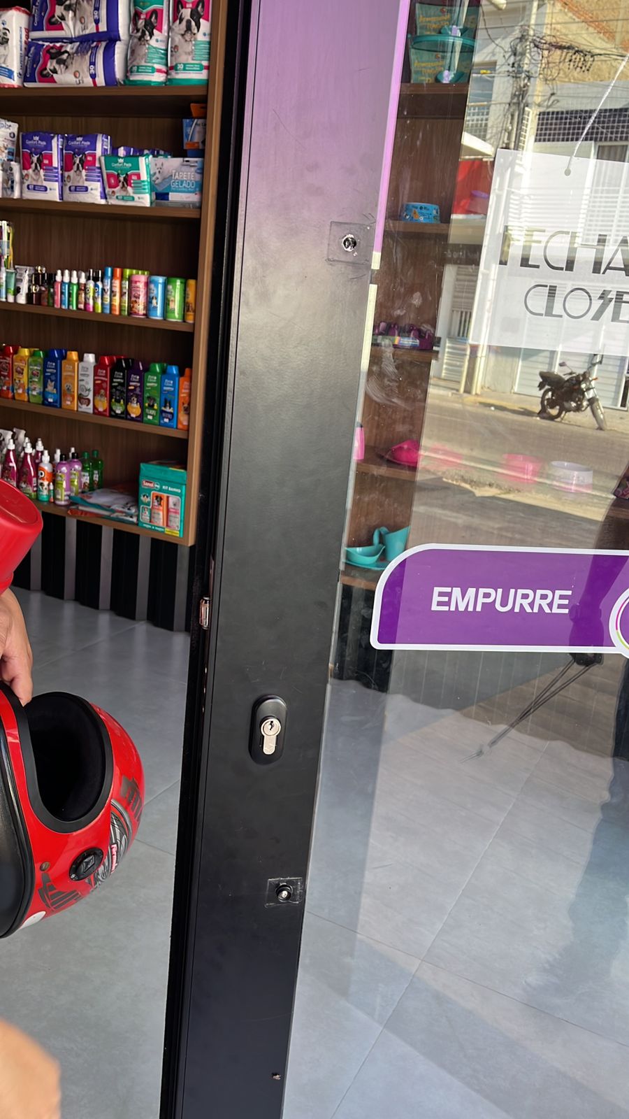 Indivíduos que arrombaram barbearia no Centro de Patos tentaram invadir Pet Shop minutos antes, durante a madrugada desta quinta (24); veja vídeo