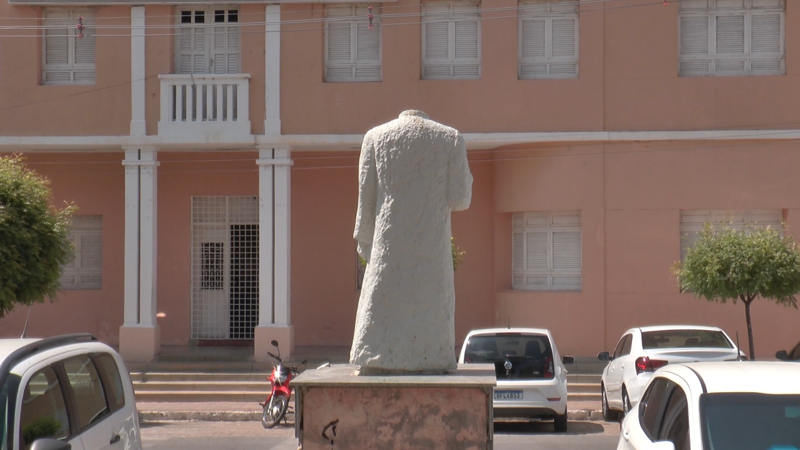 Imagem de Monsenhor Manoel Vieira será restaurada após ato de vandalismo em Patos