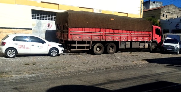 SEFAZ-PB realiza operação com Polícia Militar e apreende carga com toalha, bonecos de pelúcia e panos para limpeza, no Sertão