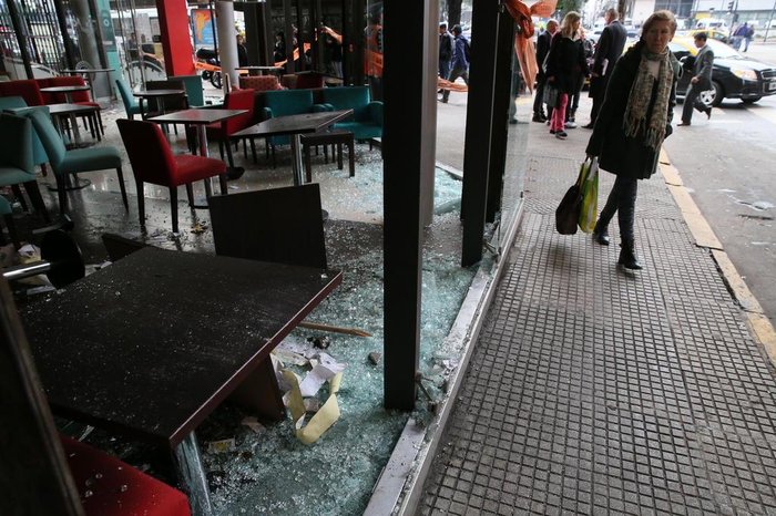 Argentina vive série de atos violentos de vandalismo e roubos a supermercados e empresas
