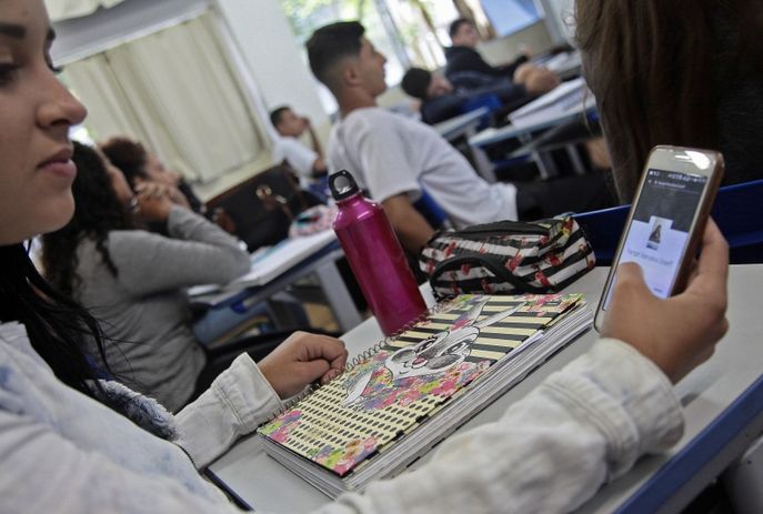 Celulares em sala de aula são nocivos para estudantes? João Pessoa discute proibição