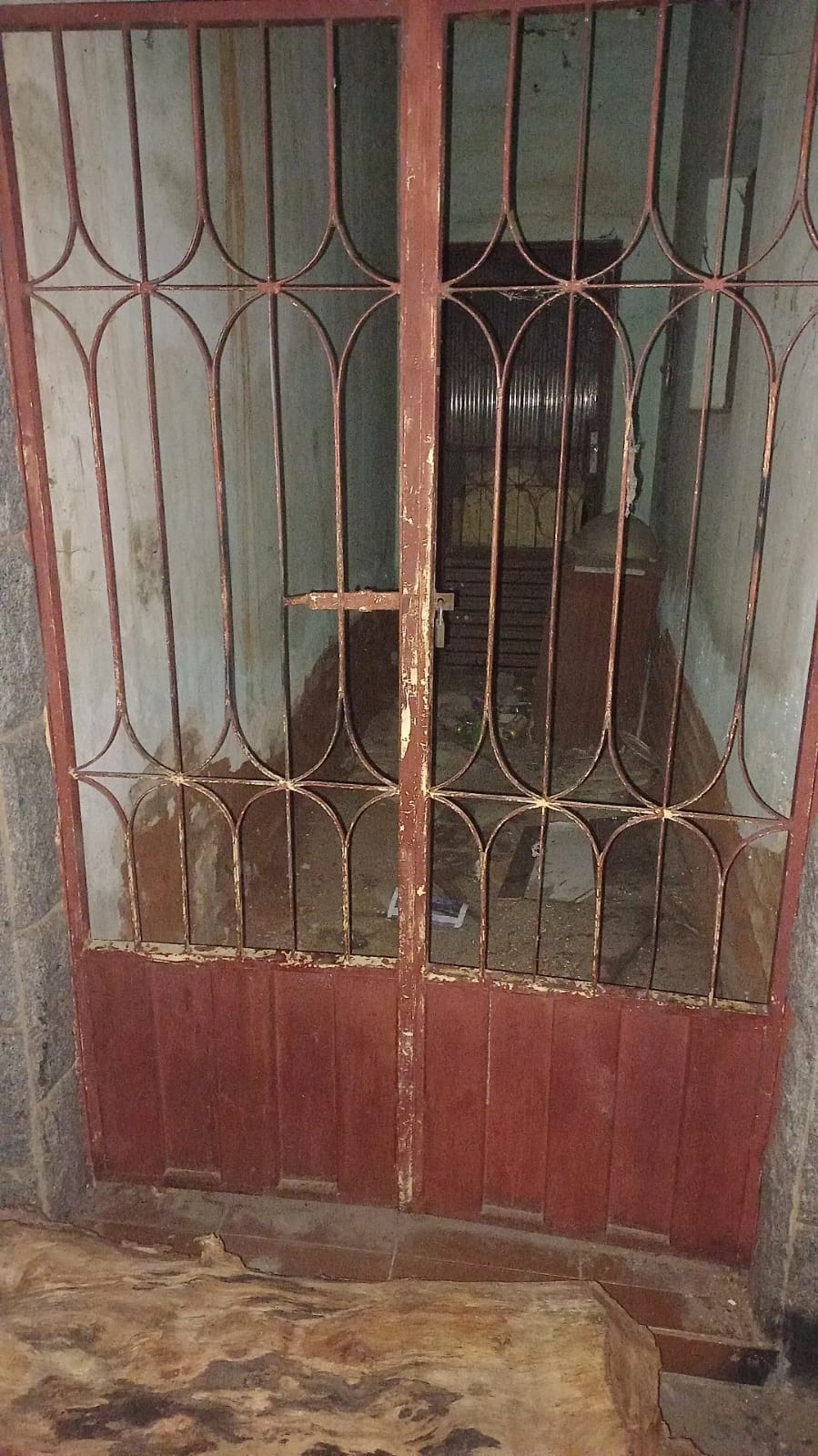 Moradores do Monte Castelo denunciam casa abandonada e que serve de criatório para ratos e insetos